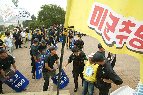 맥아더 동상 철거를 반대하는 보수단체 회원들이 재야단체 회원들을 향해 물병과 돌을 던지며 집회를 방해하자 경찰들이 불상사를 막기위해 날아오는 물체를 방패로 막기 위해 대비하고 있다. 